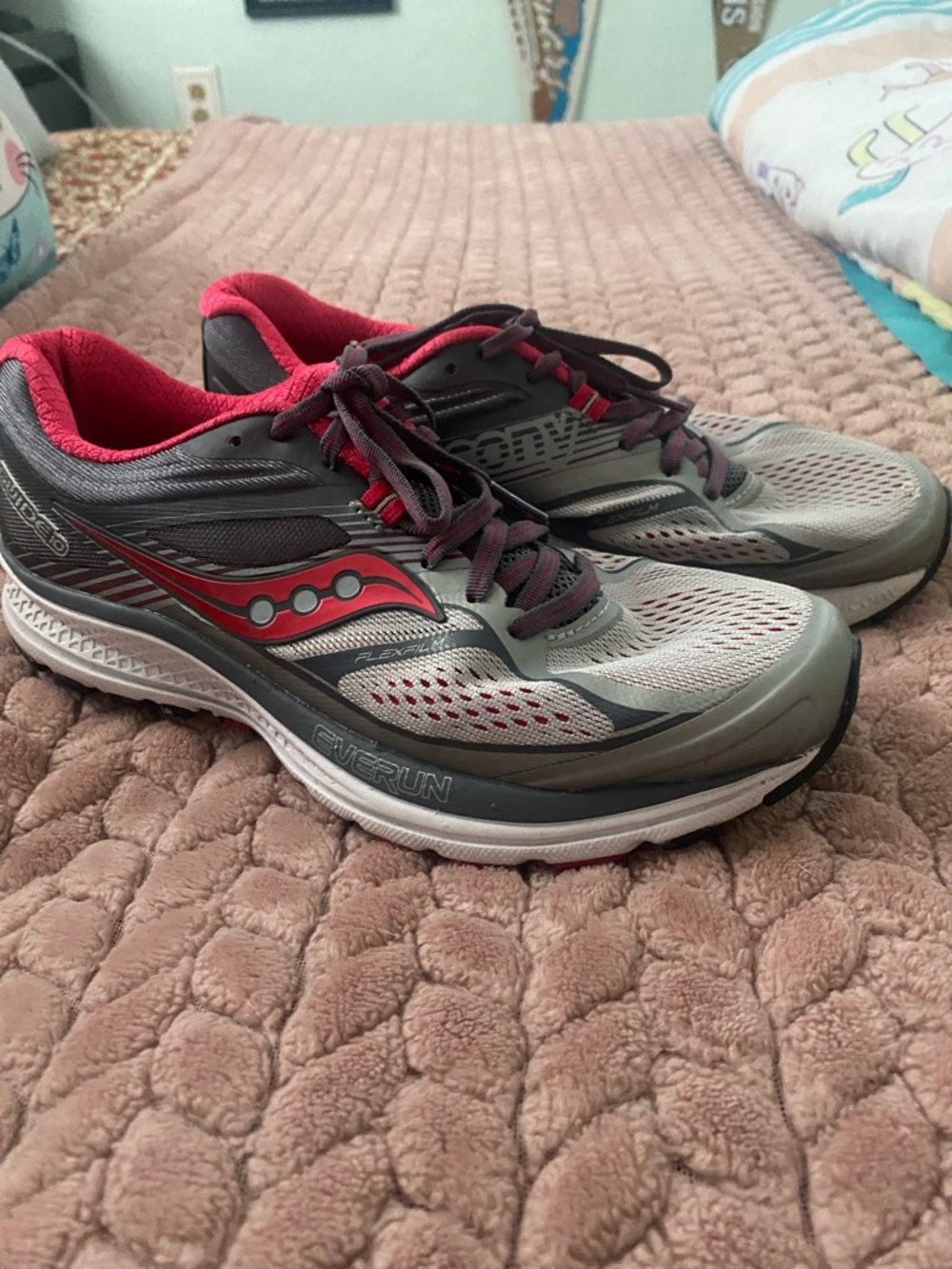 Saucony Women's Gray and Red Running Shoes EVERUN